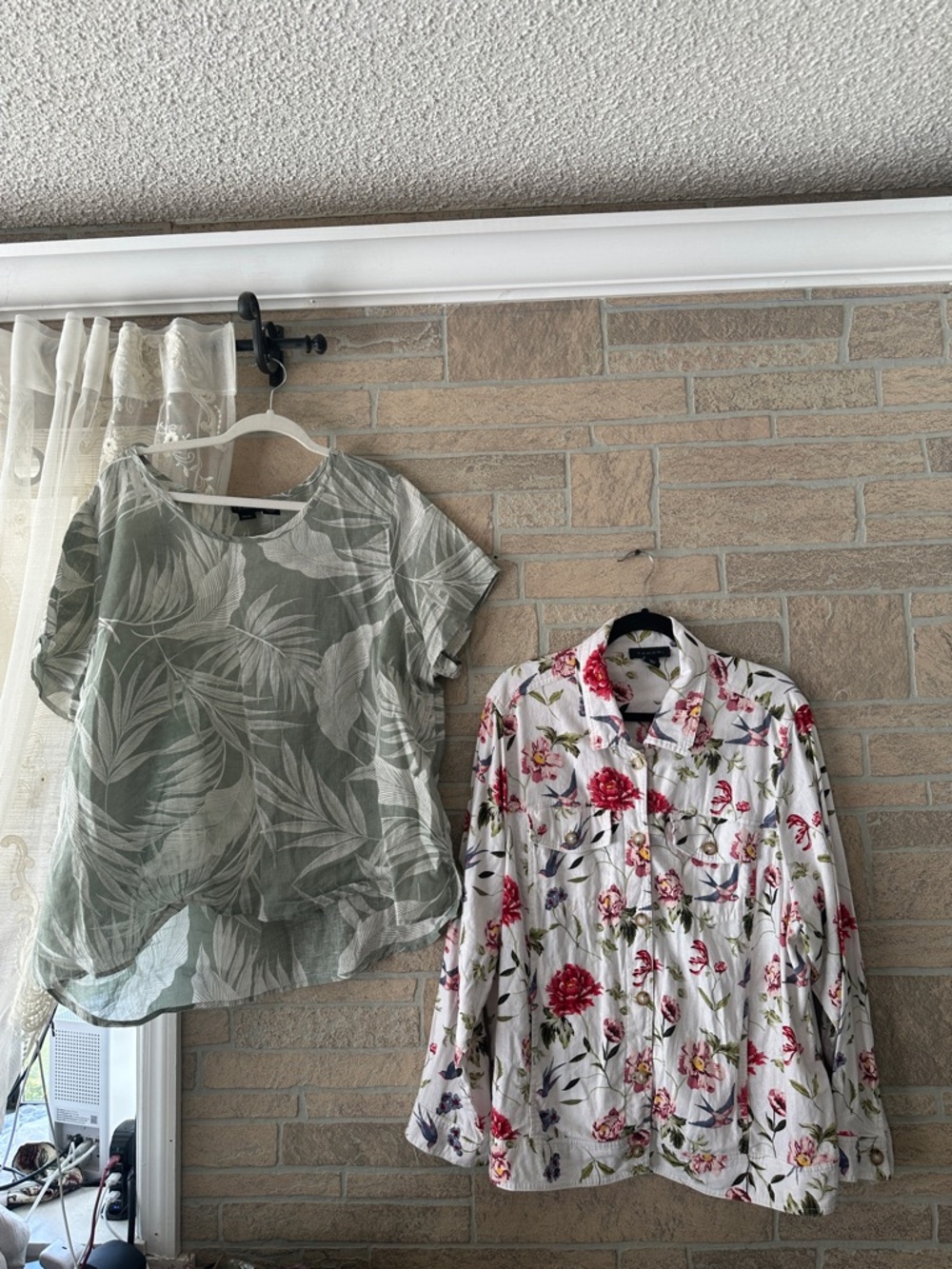 Tahari Bundle Lightweight Jacket and Leaf Print Linen Top Blouse Floral Beach